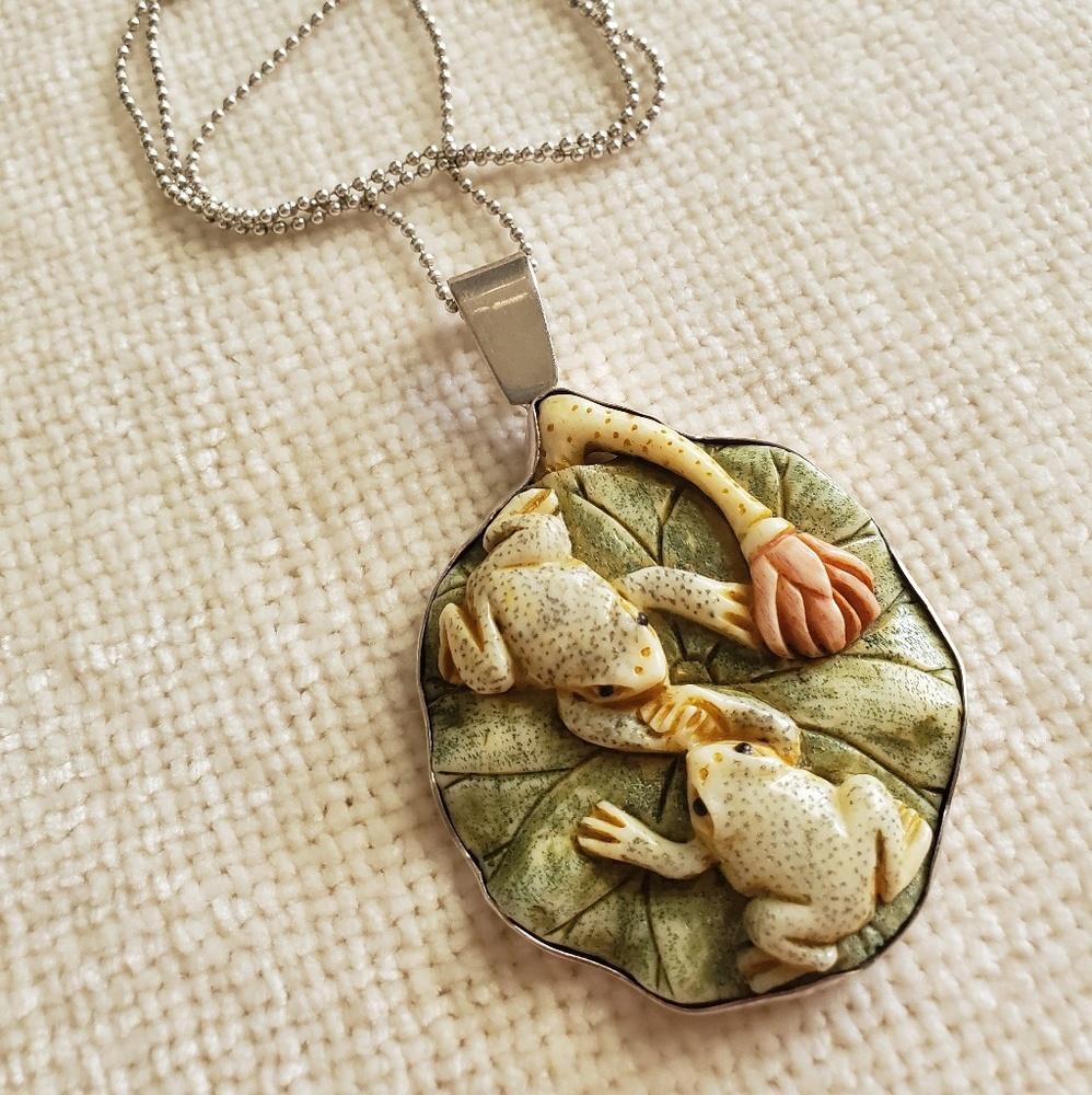 Fabulous Harmony Kingdom Collectible Frog Necklace